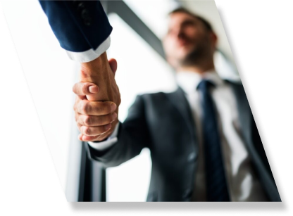 Homem apertando a mão de outro Homem